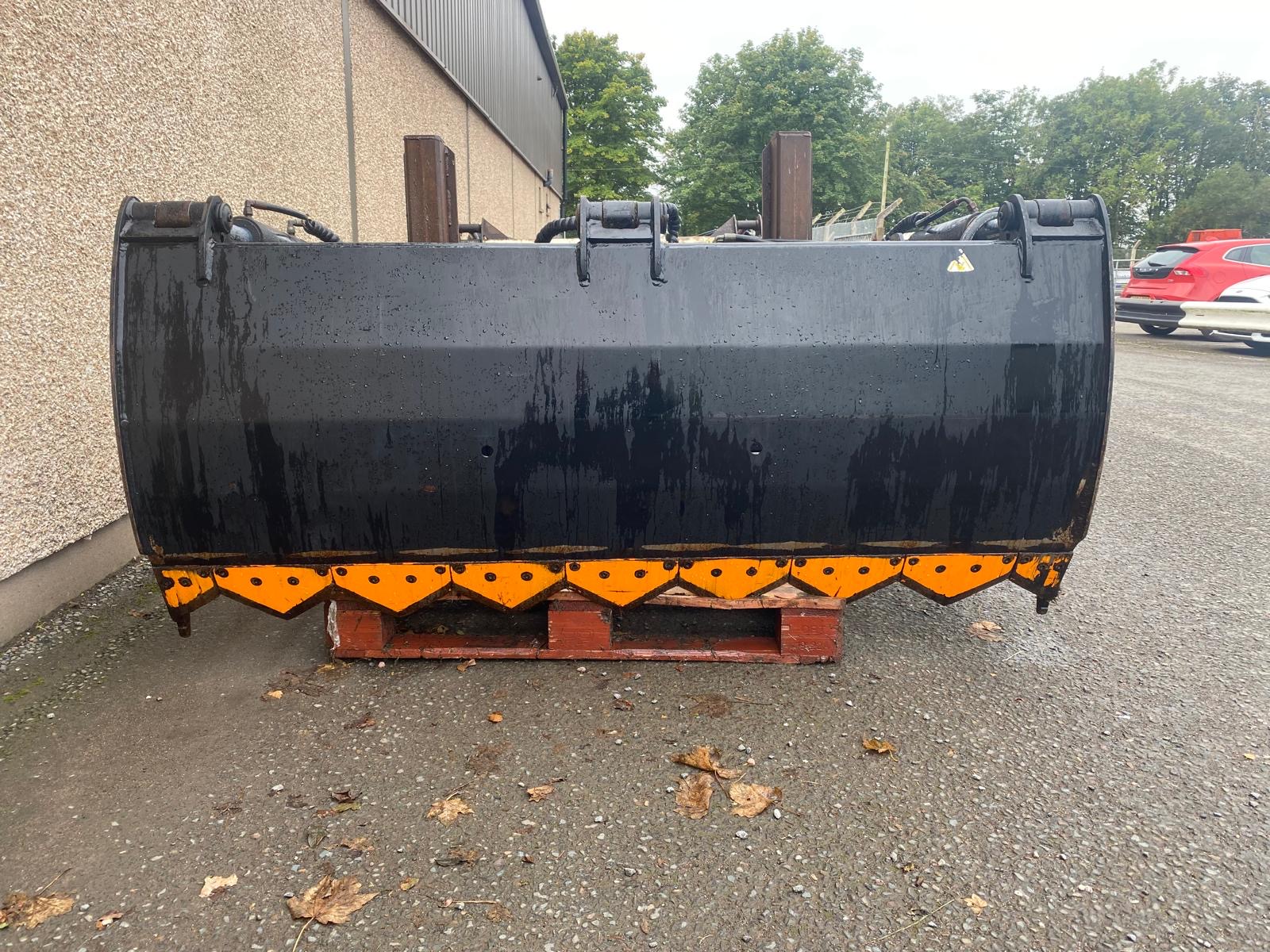 Albutt 2m Grab